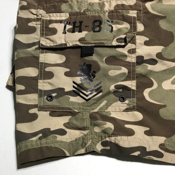 Tommy Hilfiger Camo Board Shorts Mens Medium Hybrid Shorts Swim Boat Fish 9" - Picture 8 of 11